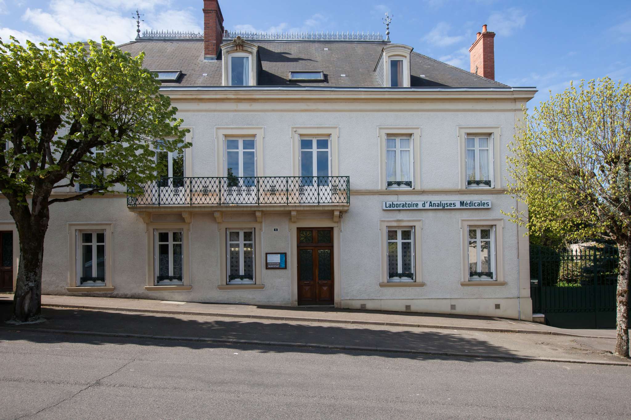 Facade, exterieur du laboratoire Maymat de Bourbon Lancy.